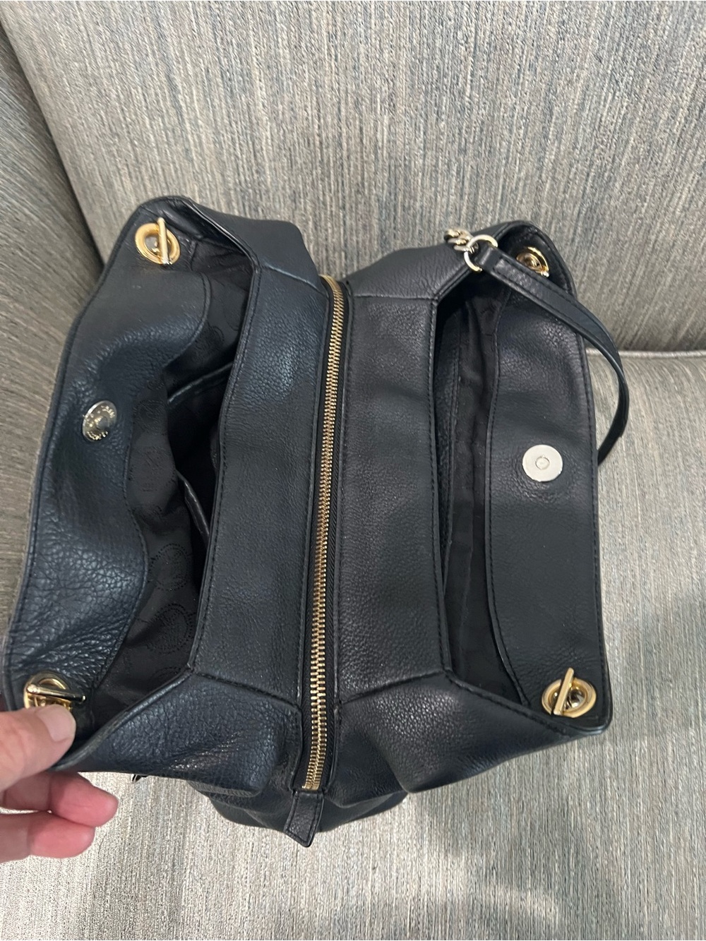 Michael Kors Black Leather Shoulder Bag with Gold Chain Detail - Picture 3 of 5